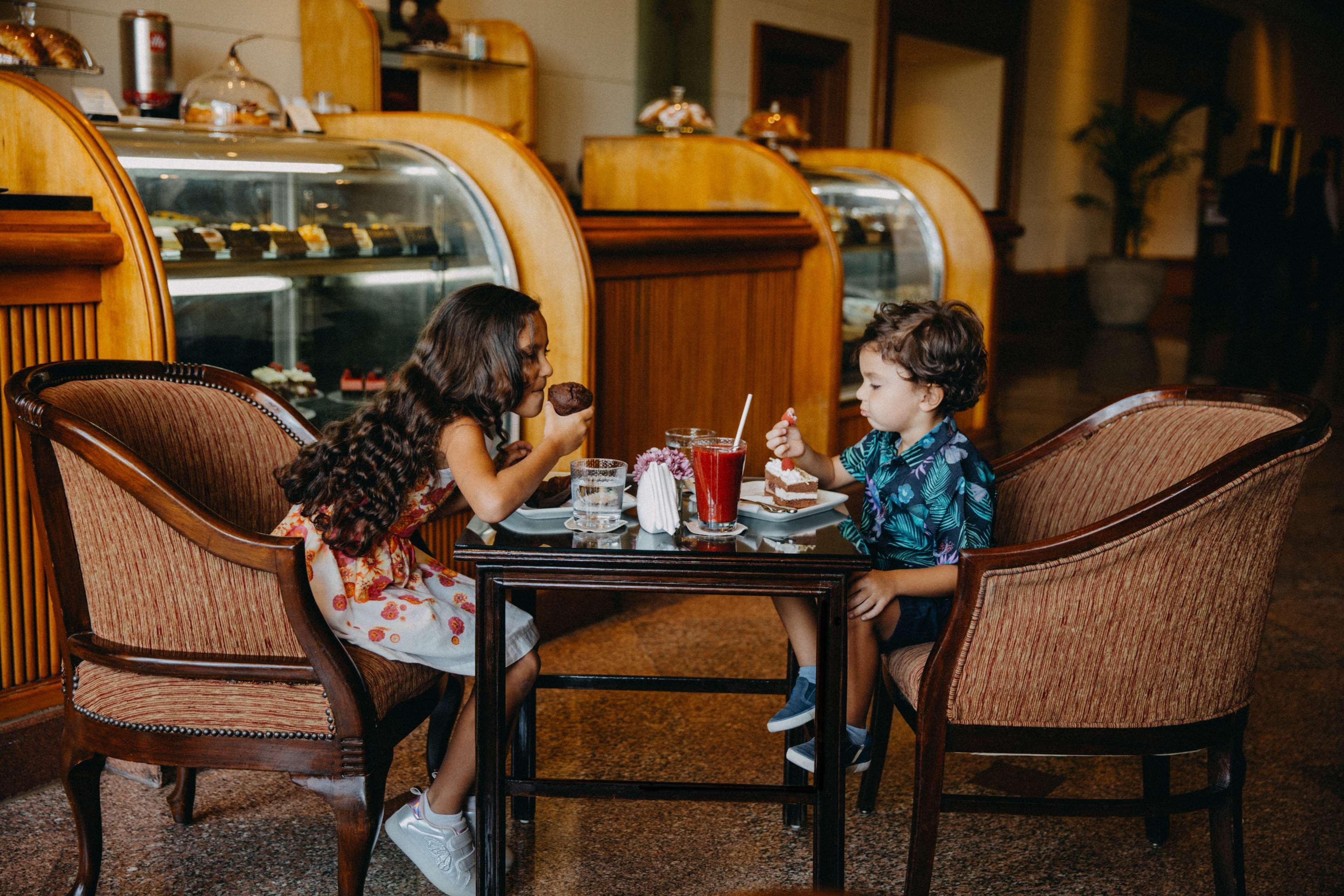 Sofitel Cairo Downtown Nile Hotel Ngoại thất bức ảnh Children eating at a restaurant
