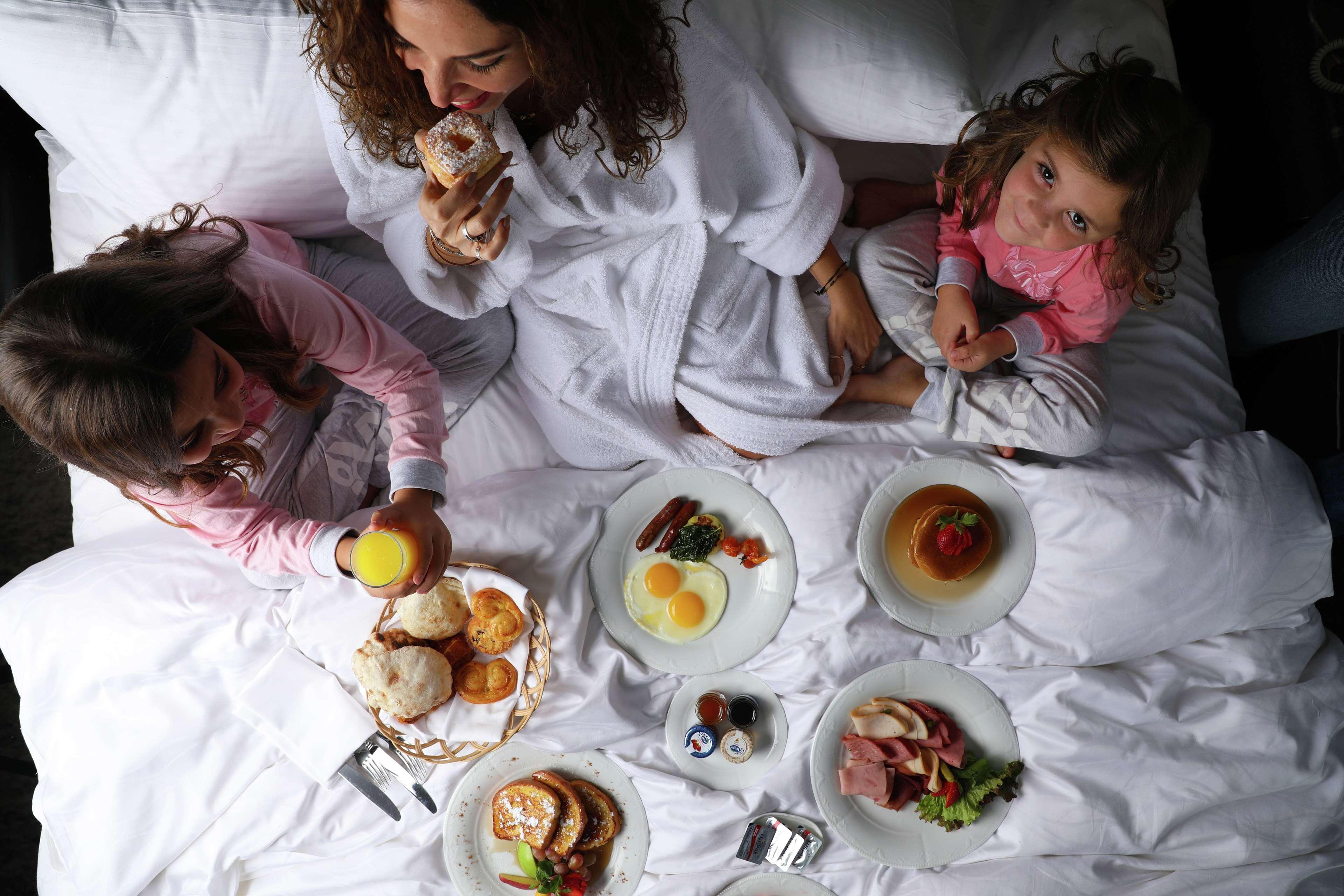 Sofitel Cairo Downtown Nile Hotel Ngoại thất bức ảnh A family breakfast in bed